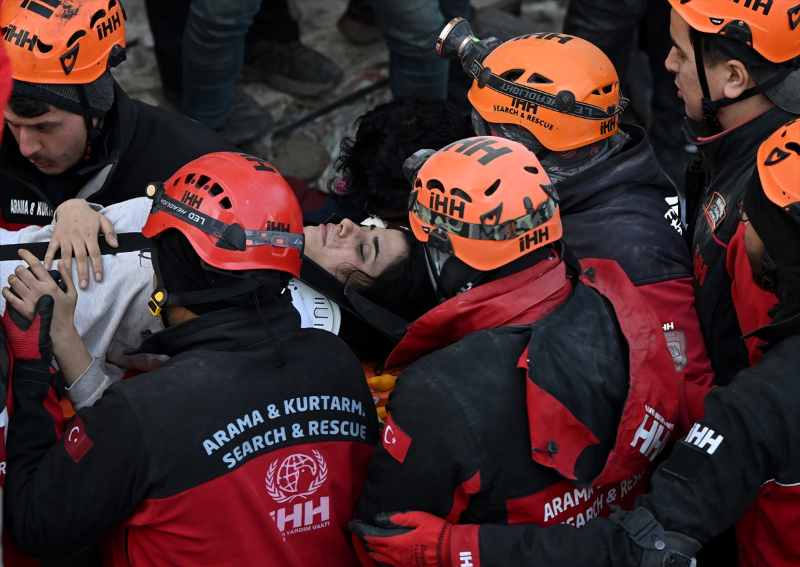 İskenderun'daki Arzu Apartmanı'nın enkazından 6 kişilik aile kurtarıldı 33