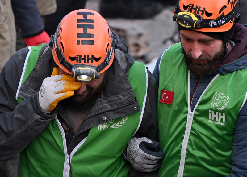 İskenderun'daki Arzu Apartmanı'nın enkazından 6 kişilik aile kurtarıldı 34