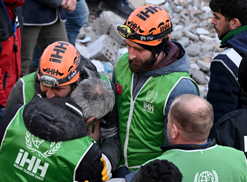 İskenderun'daki Arzu Apartmanı'nın enkazından 6 kişilik aile kurtarıldı 39