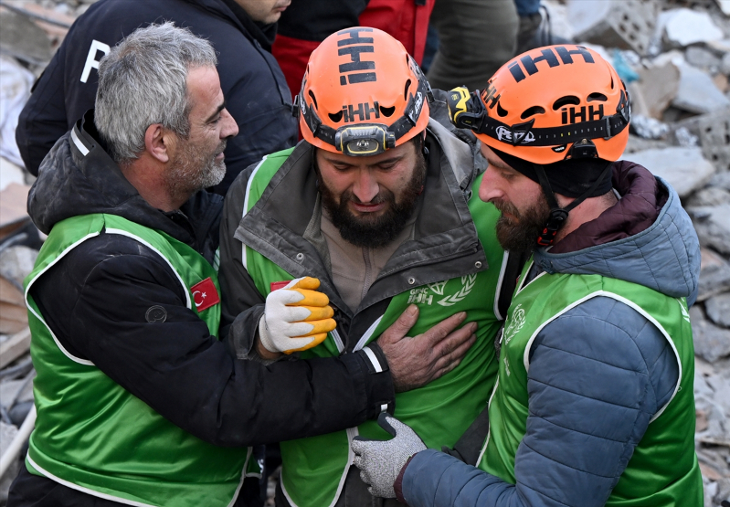 İskenderun'daki Arzu Apartmanı'nın enkazından 6 kişilik aile kurtarıldı 37