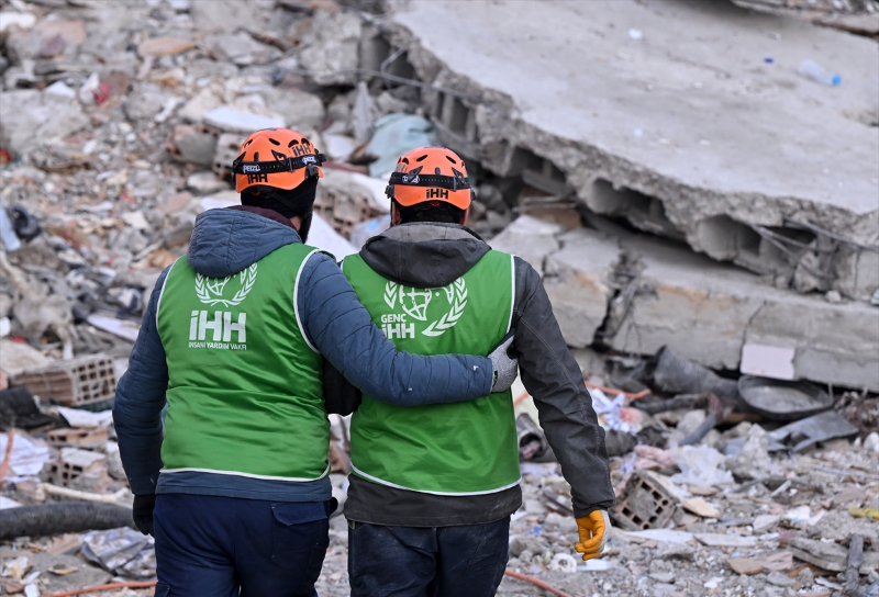 İskenderun'daki Arzu Apartmanı'nın enkazından 6 kişilik aile kurtarıldı 30