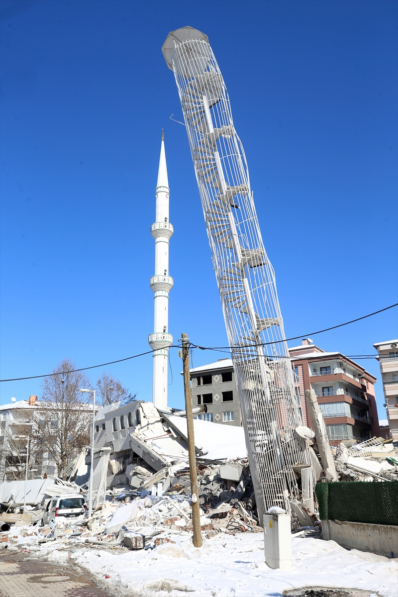 Malatya'da beş katlı binanın yalnızca yangın merdiveni ayakta kaldı 4