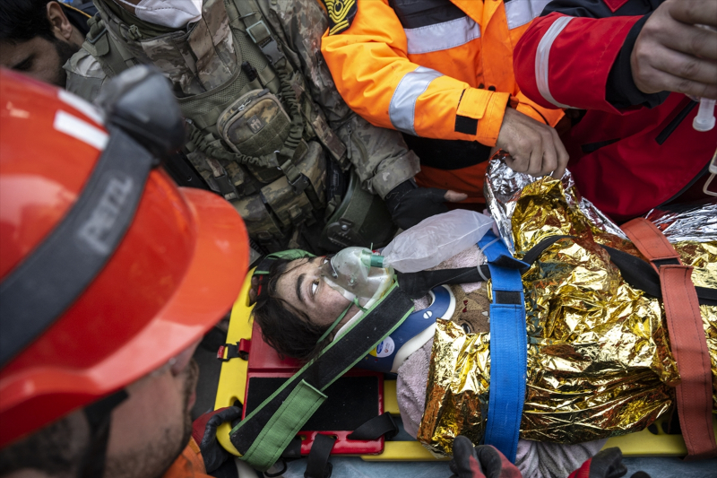 Hatay'da depremden 177 saat sonra bir kadın enkazdan sağ çıkarıldı
