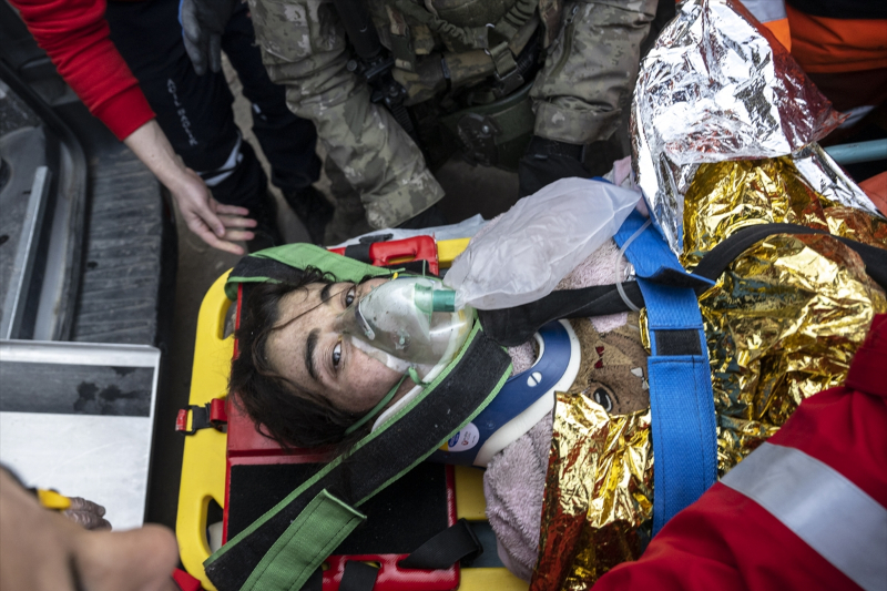 Hatay'da depremden 177 saat sonra bir kadın enkazdan sağ çıkarıldı 2