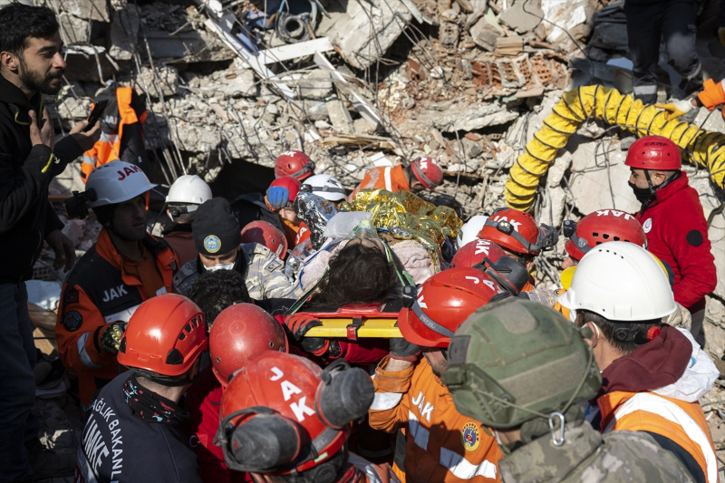 Hatay'da depremden 177 saat sonra bir kadın enkazdan sağ çıkarıldı 5