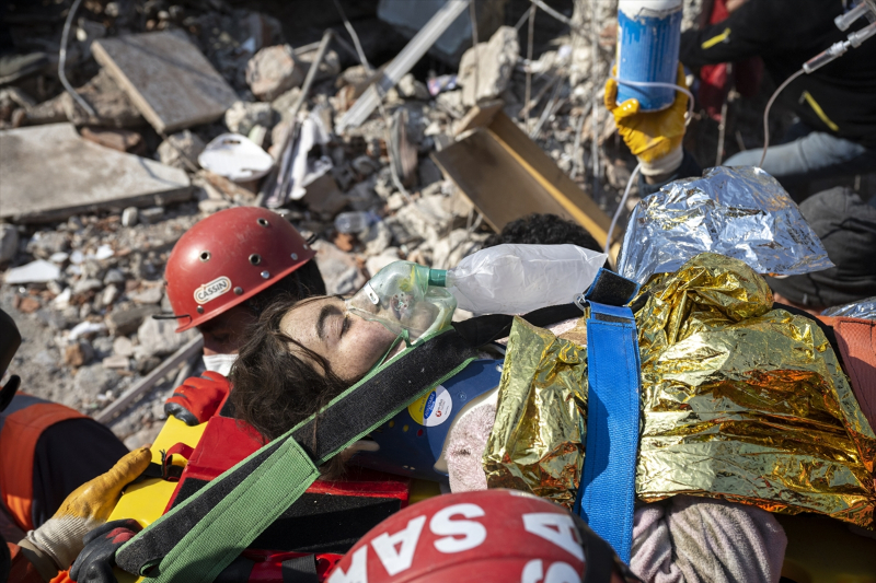 Hatay'da depremden 177 saat sonra bir kadın enkazdan sağ çıkarıldı 7