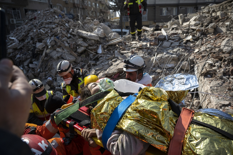Hatay'da depremden 177 saat sonra bir kadın enkazdan sağ çıkarıldı 8