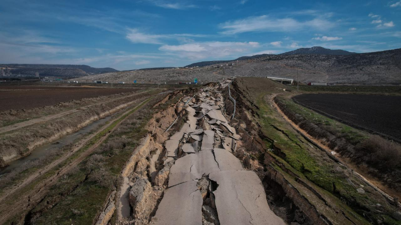 Pazarcık’ta depremde ikiye bölünen yol dronla görüntülendi