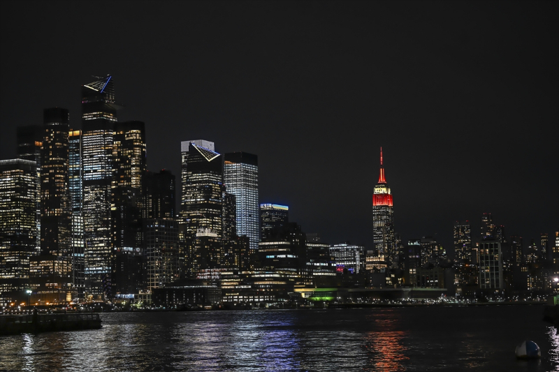 Empire State Binası Türk Bayrağı renkleriyle ışıklandırıldı