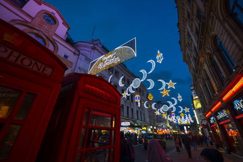 Londra'nın ünlü caddesi ilk kez ramazan dolayısıyla özel olarak aydınlatıldı 4