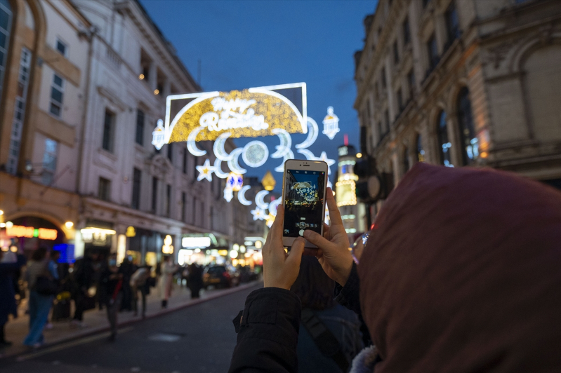 Londra'nın ünlü caddesi ilk kez ramazan dolayısıyla özel olarak aydınlatıldı 1