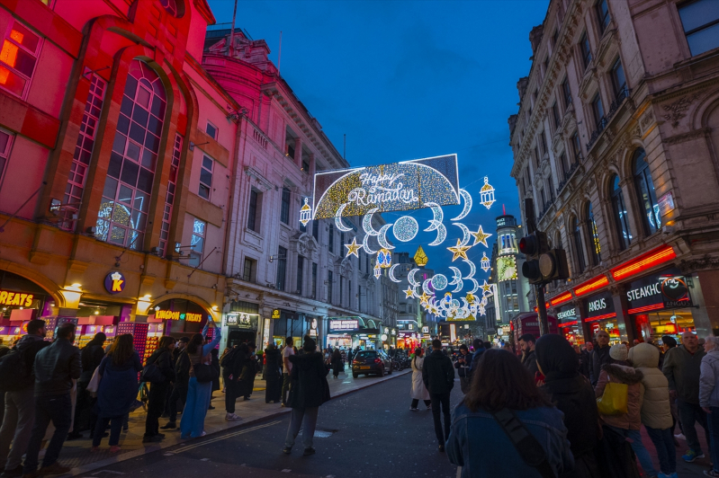 Londra'nın ünlü caddesi ilk kez ramazan dolayısıyla özel olarak aydınlatıldı 8