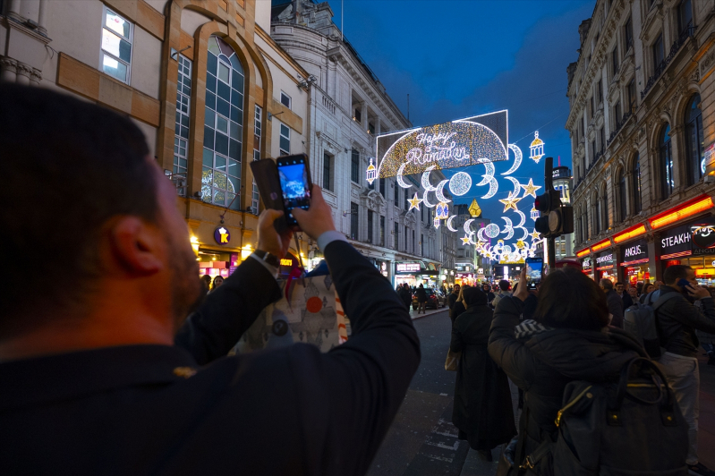 Londra'nın ünlü caddesi ilk kez ramazan dolayısıyla özel olarak aydınlatıldı 3