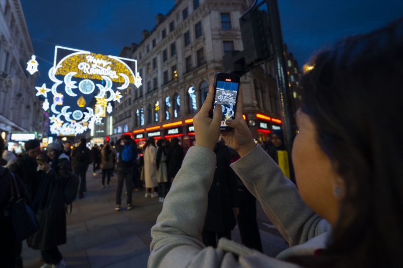 Londra'nın ünlü caddesi ilk kez ramazan dolayısıyla özel olarak aydınlatıldı 2