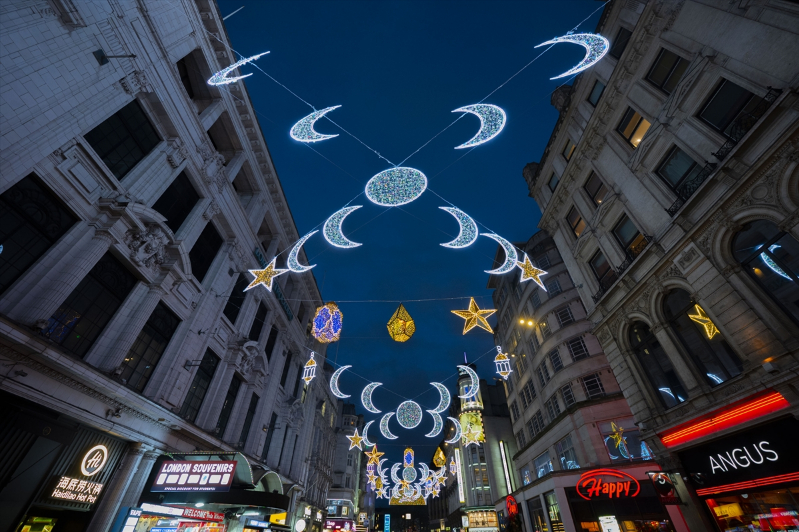 Londra'nın ünlü caddesi ilk kez ramazan dolayısıyla özel olarak aydınlatıldı 9