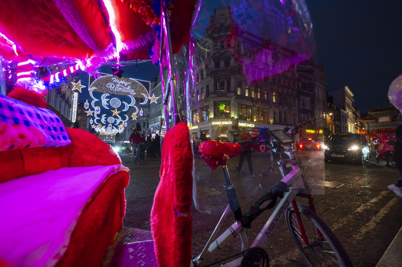 Londra'nın ünlü caddesi ilk kez ramazan dolayısıyla özel olarak aydınlatıldı 13