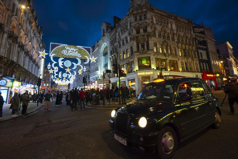 Londra'nın ünlü caddesi ilk kez ramazan dolayısıyla özel olarak aydınlatıldı 12