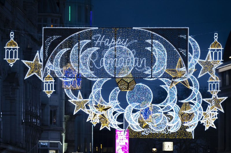 Londra'nın ünlü caddesi ilk kez ramazan dolayısıyla özel olarak aydınlatıldı 20