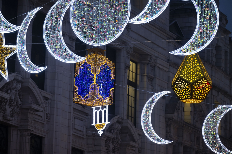Londra'nın ünlü caddesi ilk kez ramazan dolayısıyla özel olarak aydınlatıldı 16