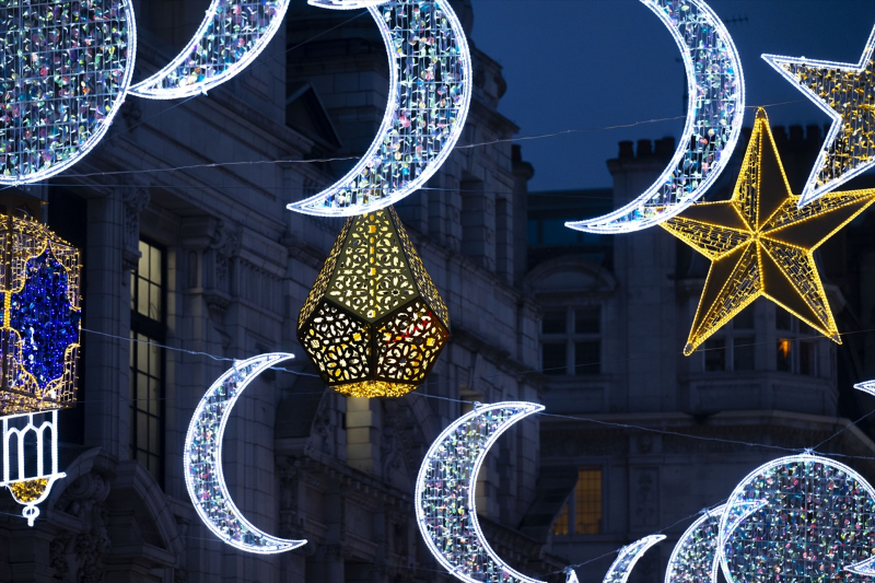 Londra'nın ünlü caddesi ilk kez ramazan dolayısıyla özel olarak aydınlatıldı 17