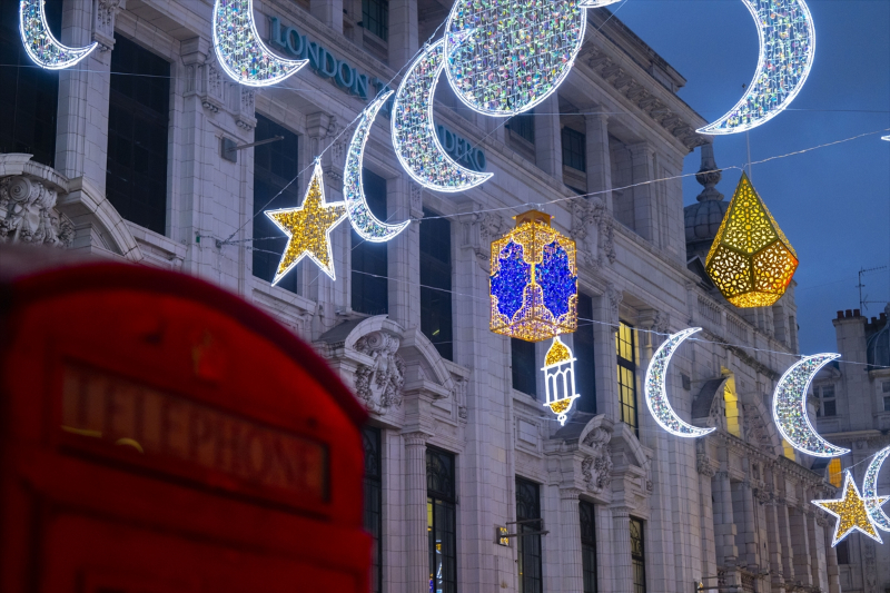 Londra'nın ünlü caddesi ilk kez ramazan dolayısıyla özel olarak aydınlatıldı 14