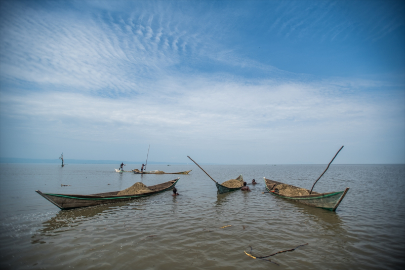 Kenya'da gölden kum çıkaran işçilerin zorlu mesaisi 8