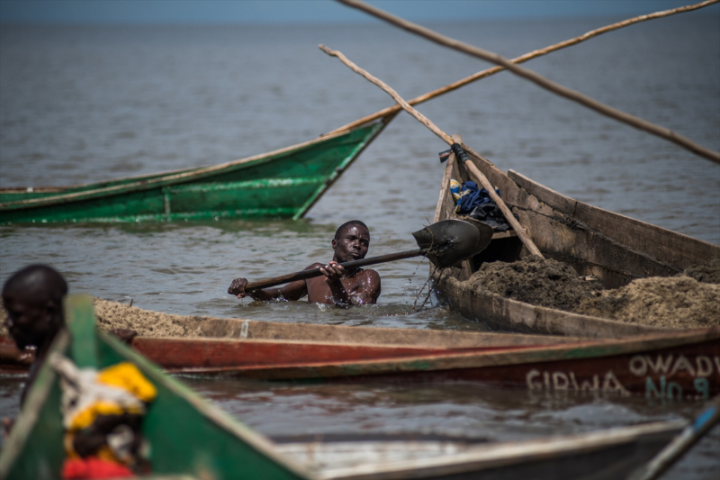 Kenya'da gölden kum çıkaran işçilerin zorlu mesaisi 27