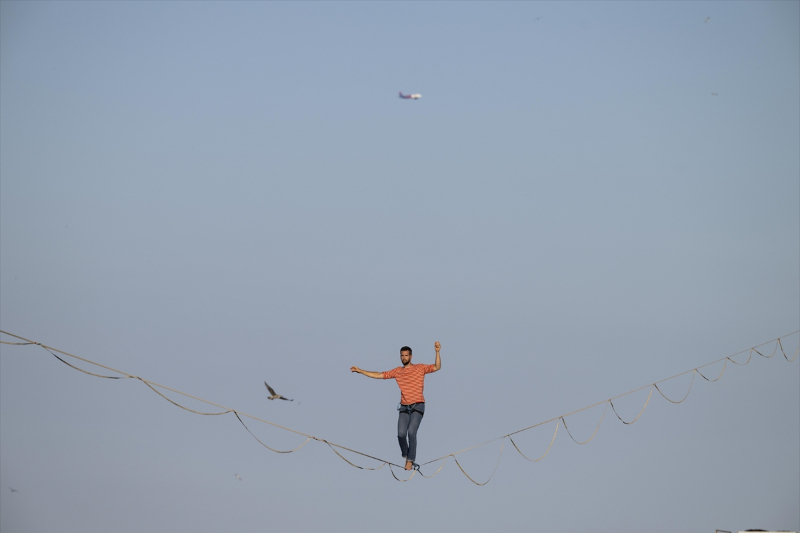 Fransız ip cambazı ve sanatçı Nathan Paulin, Barselona şehrindeki Plaza de Catalunya meydanınında ip üzerinde yürüdü 3