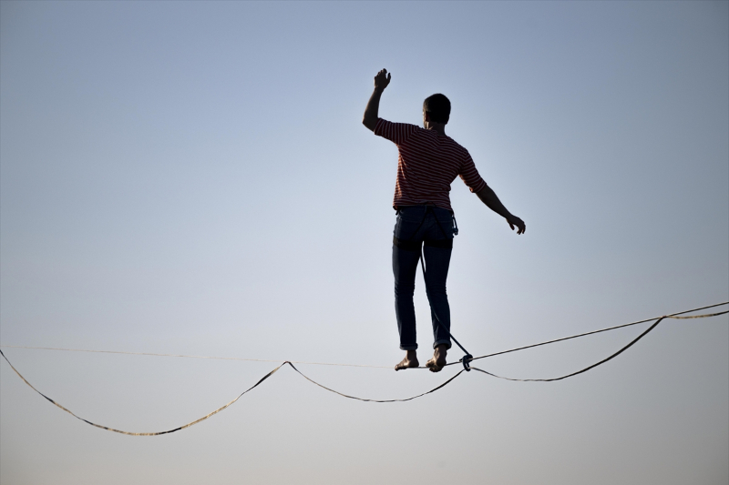 Fransız ip cambazı ve sanatçı Nathan Paulin, Barselona şehrindeki Plaza de Catalunya meydanınında ip üzerinde yürüdü 7