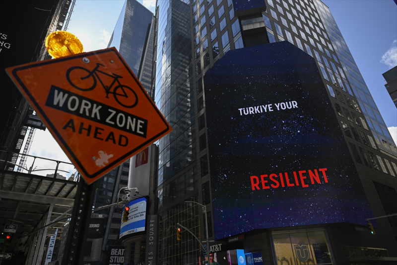 Times Meydanı'ndaki dijital panolarda "Invest in Türkiye" mesajı yayımlandı 1