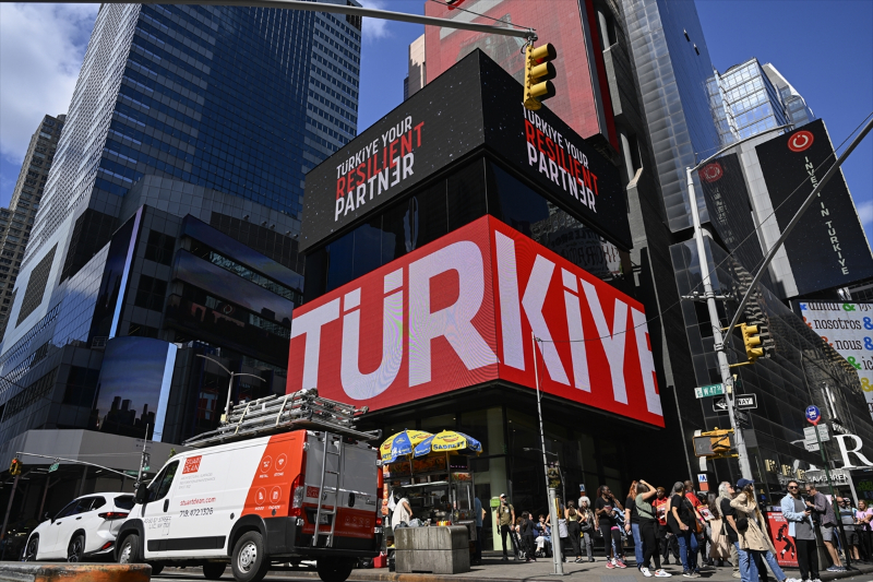 Times Meydanı'ndaki dijital panolarda "Invest in Türkiye" mesajı yayımlandı 3