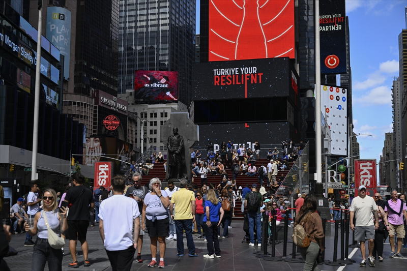 Times Meydanı'ndaki dijital panolarda "Invest in Türkiye" mesajı yayımlandı 5