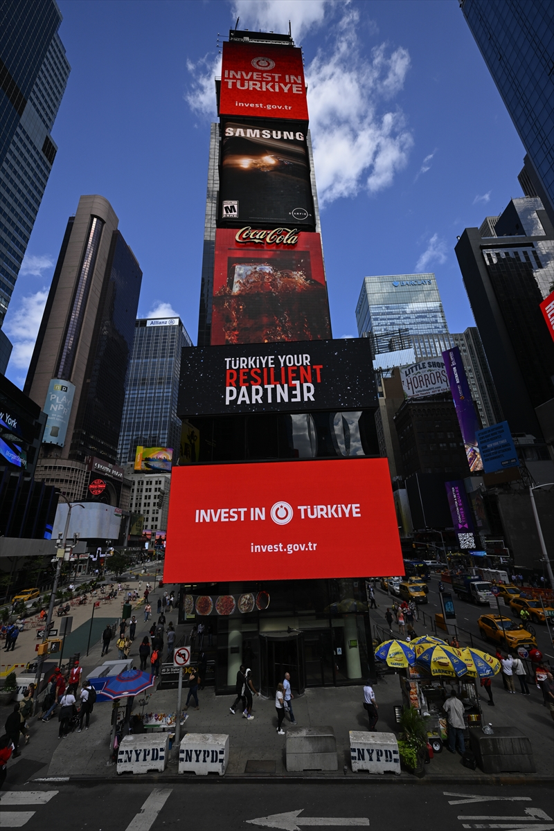 Times Meydanı'ndaki dijital panolarda "Invest in Türkiye" mesajı yayımlandı 19
