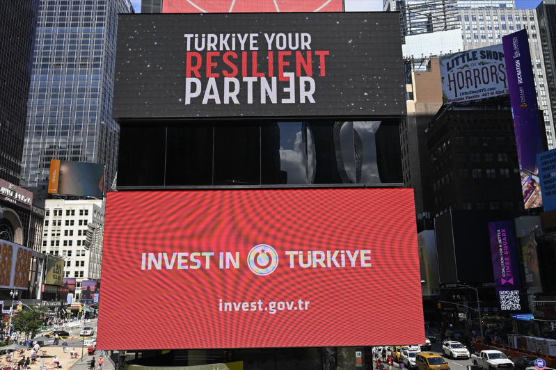Times Meydanı'ndaki dijital panolarda "Invest in Türkiye" mesajı yayımlandı 6