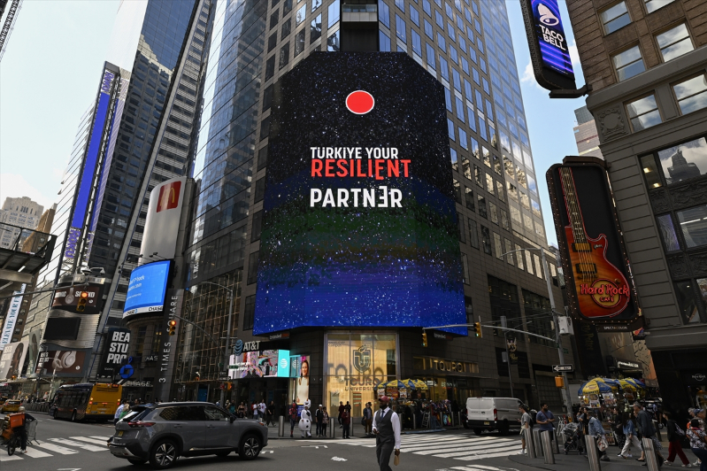 Times Meydanı'ndaki dijital panolarda "Invest in Türkiye" mesajı yayımlandı 11