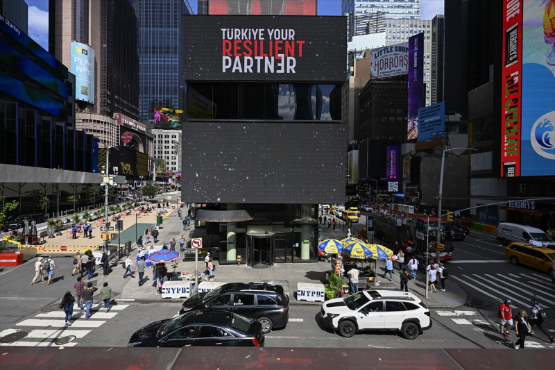 Times Meydanı'ndaki dijital panolarda "Invest in Türkiye" mesajı yayımlandı 12