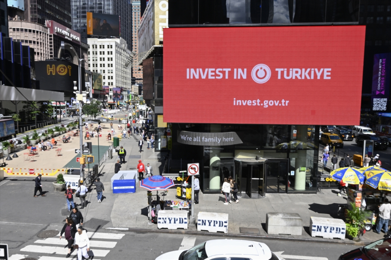 Times Meydanı'ndaki dijital panolarda "Invest in Türkiye" mesajı yayımlandı 7