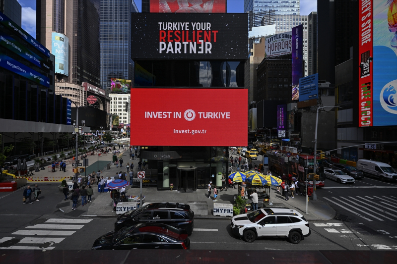 Times Meydanı'ndaki dijital panolarda "Invest in Türkiye" mesajı yayımlandı 9