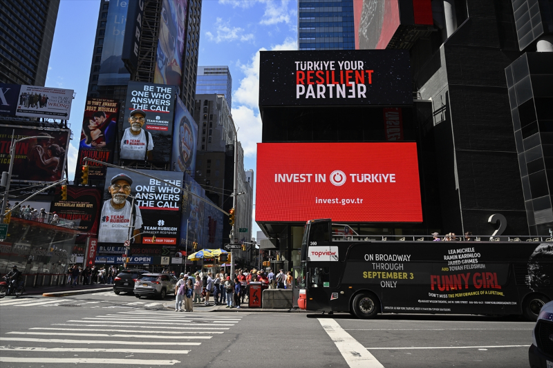Times Meydanı'ndaki dijital panolarda "Invest in Türkiye" mesajı yayımlandı 8