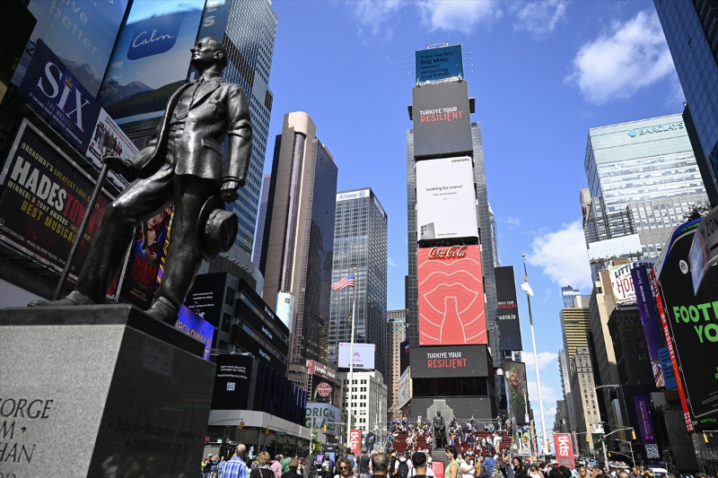 Times Meydanı'ndaki dijital panolarda "Invest in Türkiye" mesajı yayımlandı 15