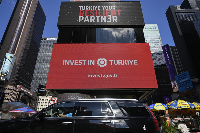 Times Meydanı'ndaki dijital panolarda "Invest in Türkiye" mesajı yayımlandı 10