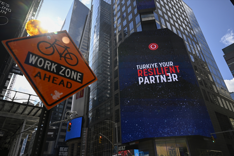 Times Meydanı'ndaki dijital panolarda "Invest in Türkiye" mesajı yayımlandı 13