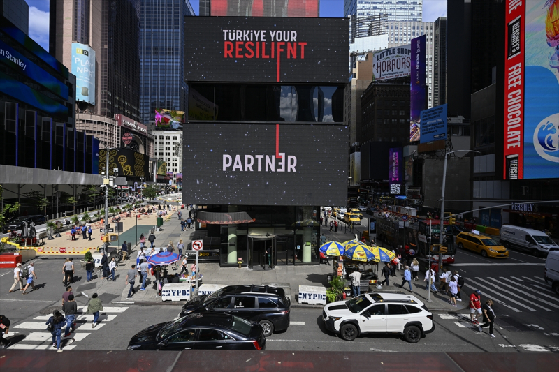 Times Meydanı'ndaki dijital panolarda "Invest in Türkiye" mesajı yayımlandı 17