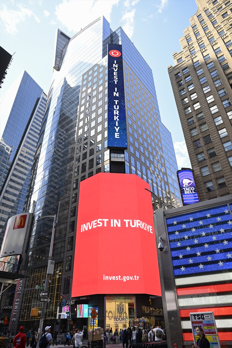 Times Meydanı'ndaki dijital panolarda "Invest in Türkiye" mesajı yayımlandı 20