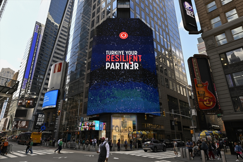 Times Meydanı'ndaki dijital panolarda "Invest in Türkiye" mesajı yayımlandı 18
