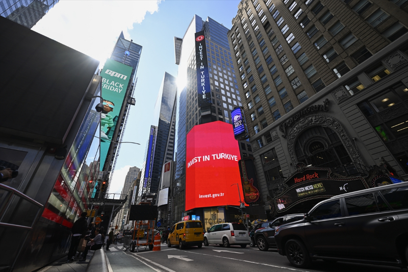 Times Meydanı'ndaki dijital panolarda "Invest in Türkiye" mesajı yayımlandı 16