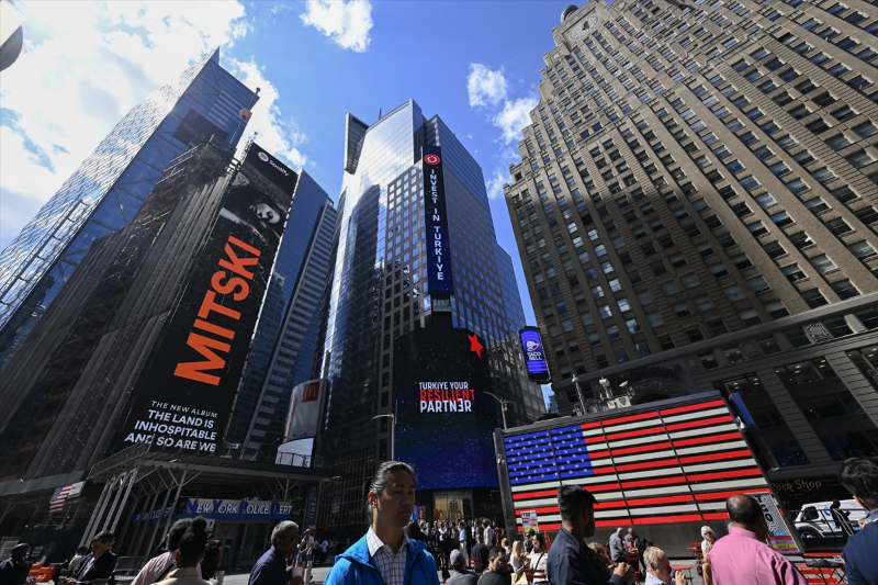 Times Meydanı'ndaki dijital panolarda "Invest in Türkiye" mesajı yayımlandı 24