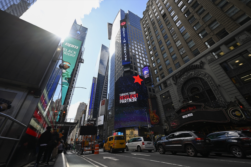 Times Meydanı'ndaki dijital panolarda "Invest in Türkiye" mesajı yayımlandı 22