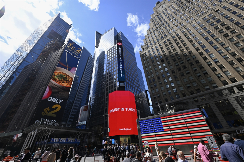 Times Meydanı'ndaki dijital panolarda "Invest in Türkiye" mesajı yayımlandı 28