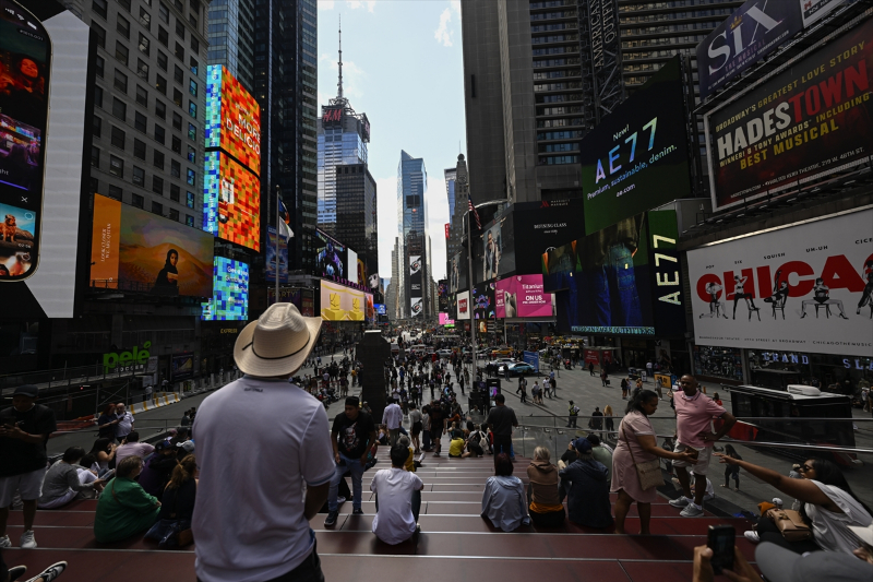 Times Meydanı'ndaki dijital panolarda "Invest in Türkiye" mesajı yayımlandı 27